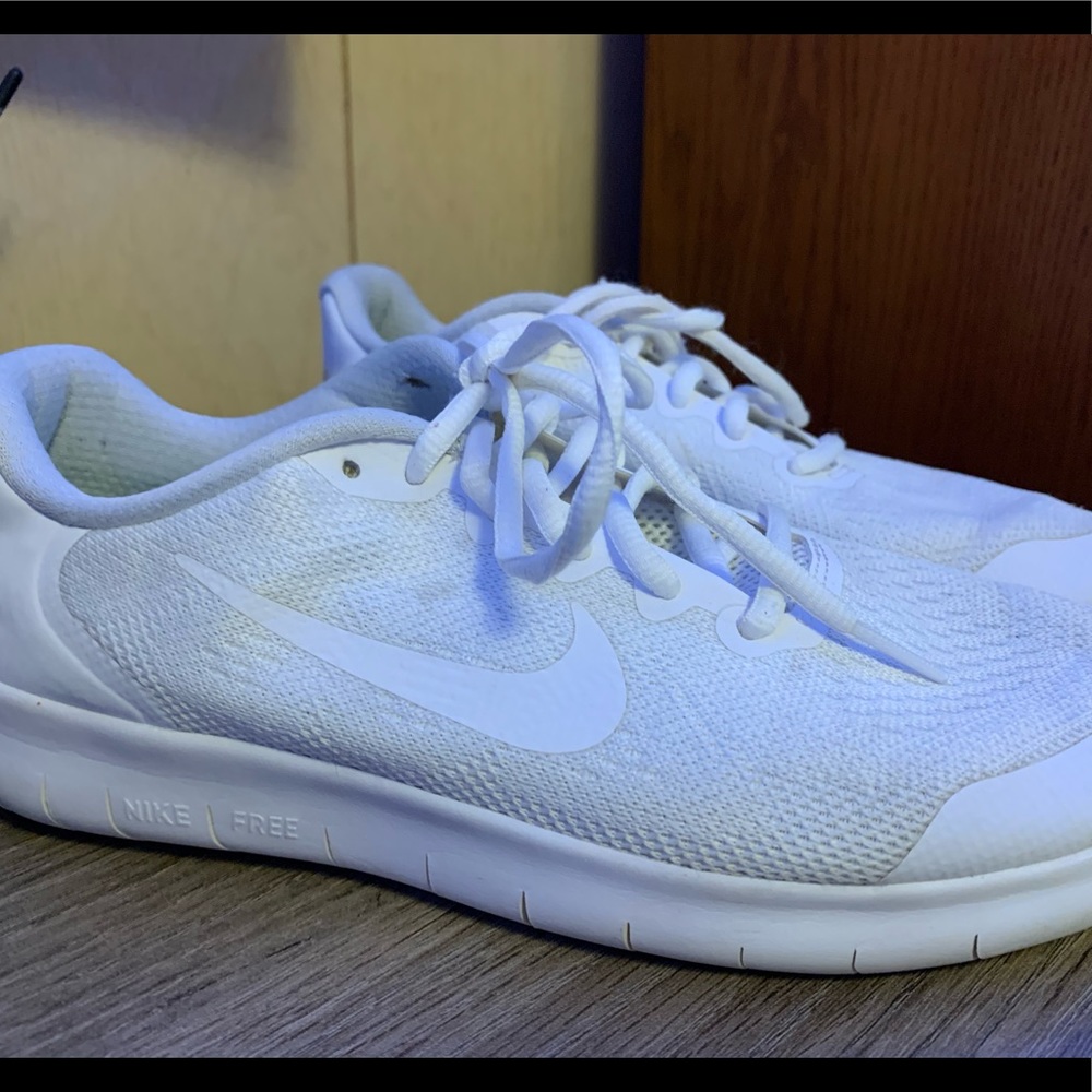 ALL WHITE NIKE FREE RUN SNEAKERS SIZE 5.5